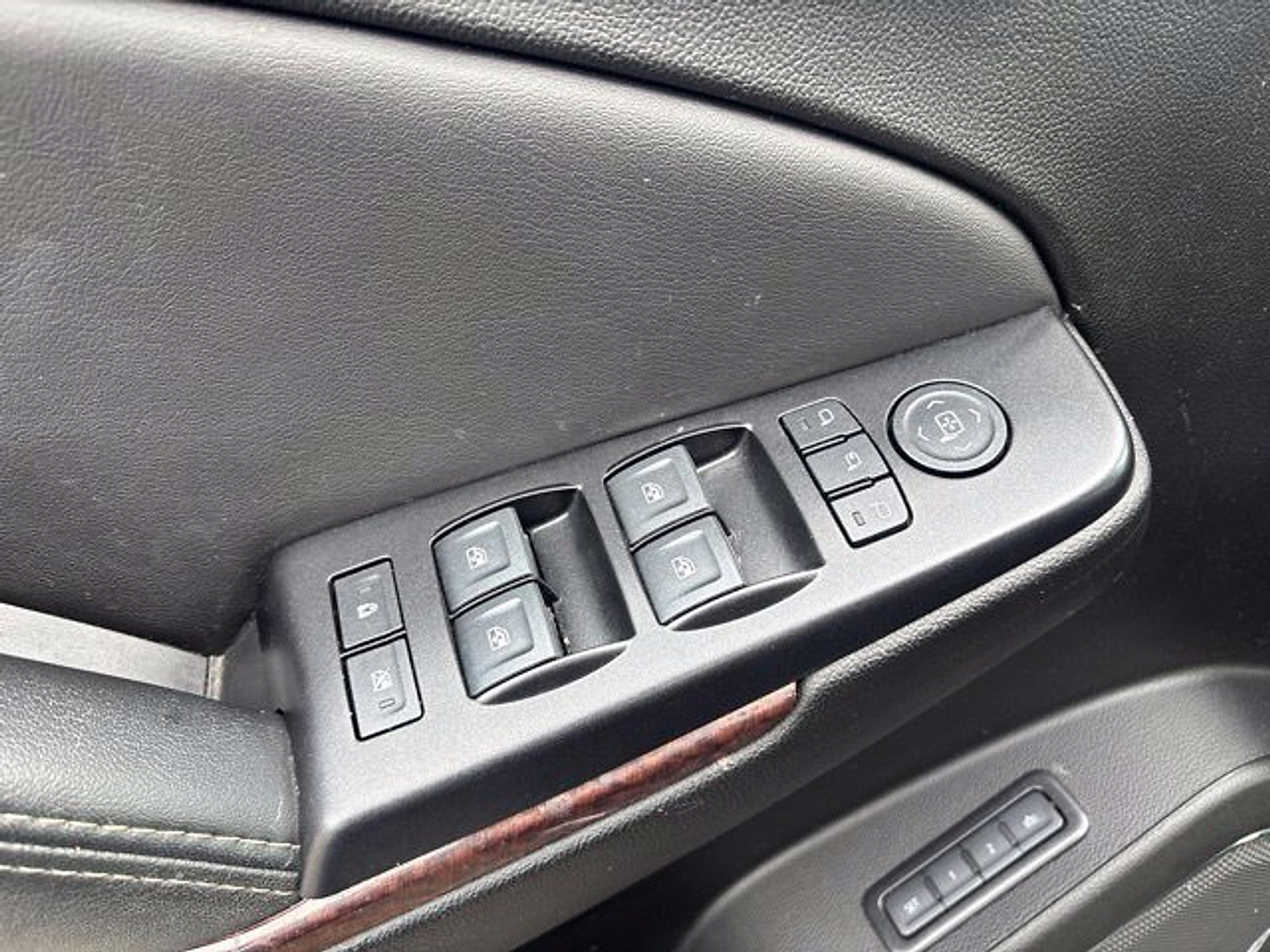 Used 2020 GMC Yukon XL SLT w/ Premium Edition AWD/4WD image 14
