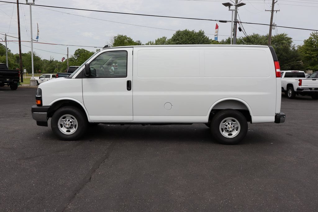 New 2025 Chevrolet Express 3500 w/ Chrome Appearance Package RWD image 18