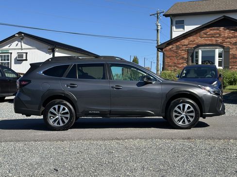 Used 2024 Subaru Outback Premium AWD/4WD image 2