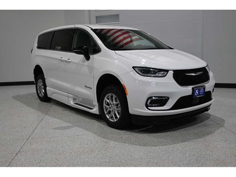 Used 2024 Chrysler Pacifica Touring-L FWD image 4