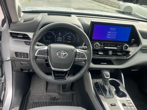 Certified 2024 Toyota Highlander Platinum AWD/4WD image 12