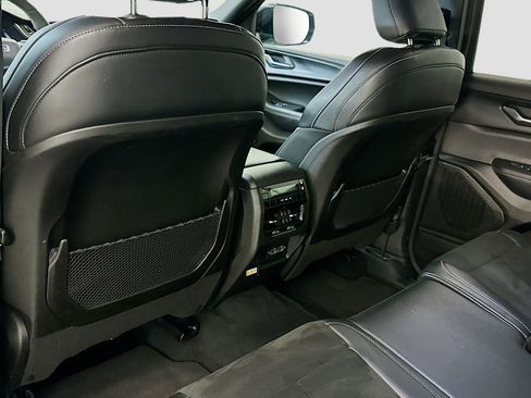 Used 2024 Jeep Grand Cherokee L Altitude image 27