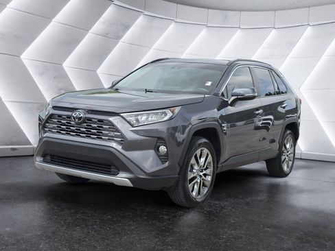 Used 2020 Toyota RAV4 Limited FWD image 6
