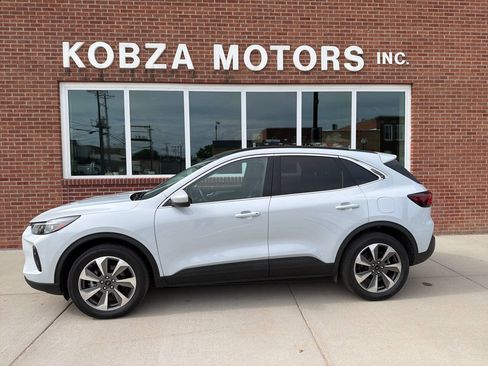 Used 2025 Ford Escape Platinum AWD/4WD image 2