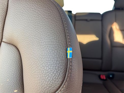 Certified 2025 Volvo XC60 B5 Plus image 22