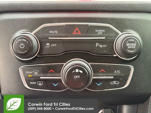 Used 2020 Dodge Charger SXT image 12