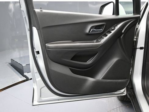 Used 2019 Chevrolet Trax LT w/ LT Convenience Package image 35