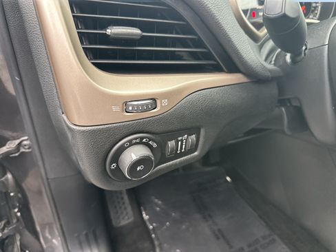 Used 2015 Jeep Cherokee Latitude AWD/4WD image 11