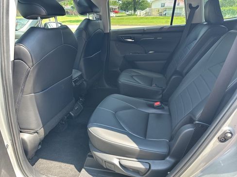Used 2024 Toyota Highlander XLE image 12
