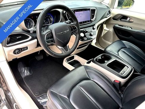 Used 2023 Chrysler Pacifica Touring-L FWD image 13