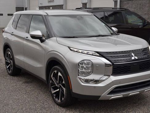 Used 2024 Mitsubishi Outlander SE image 2