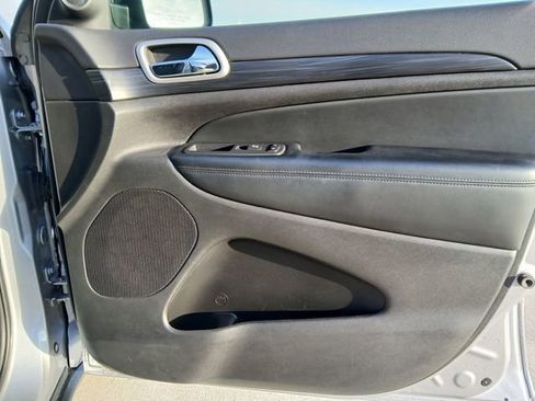 Used 2020 Jeep Grand Cherokee Laredo image 26