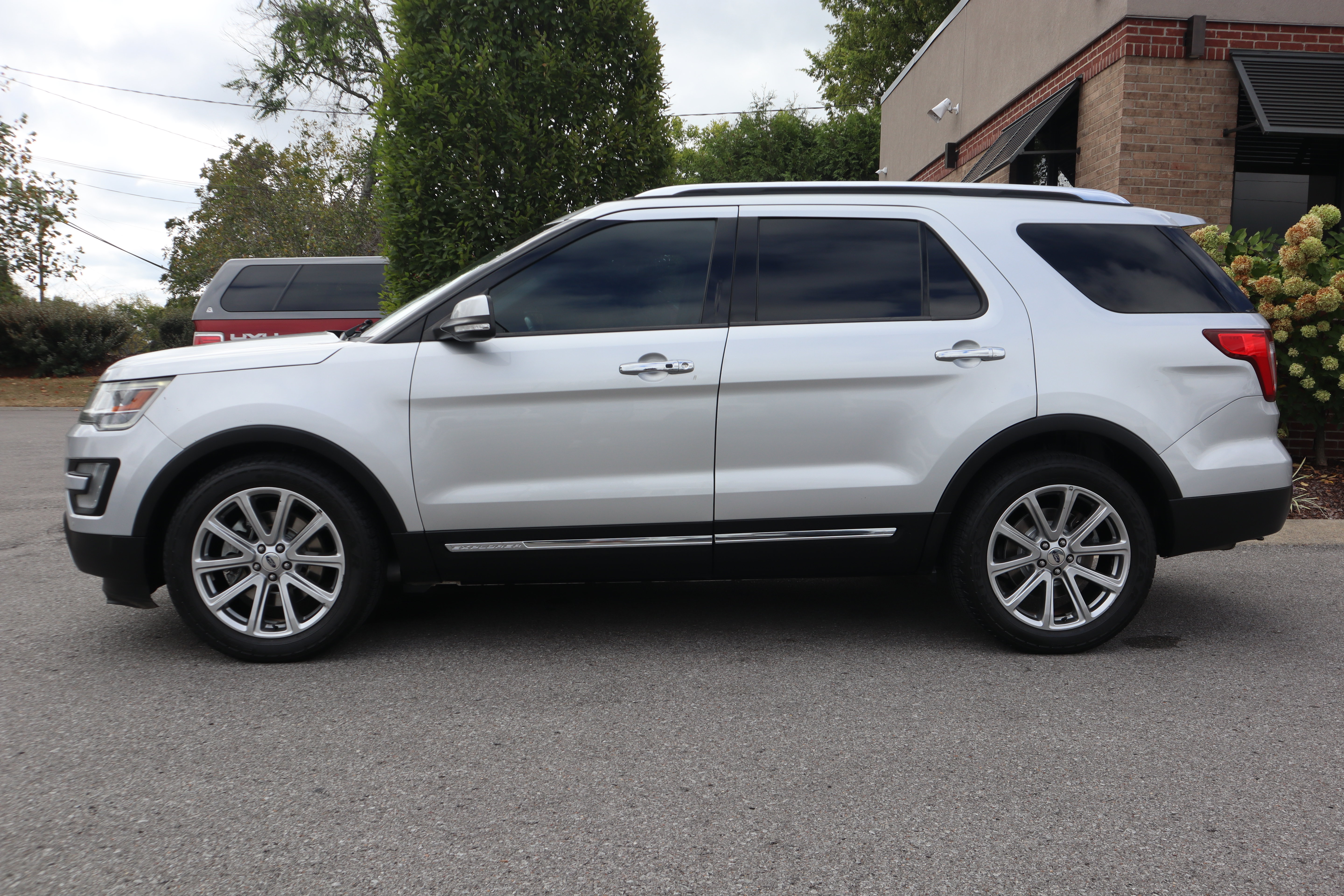 Used 2017 Ford Explorer Limited FWD image 9