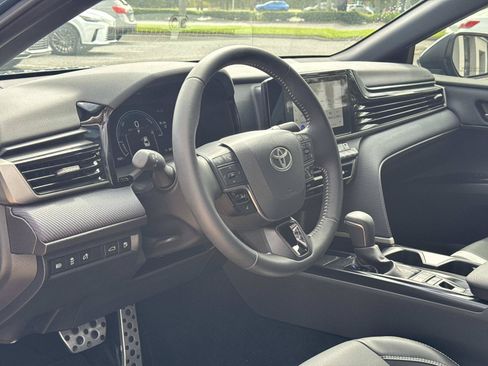 Used 2025 Toyota Camry SE FWD image 15