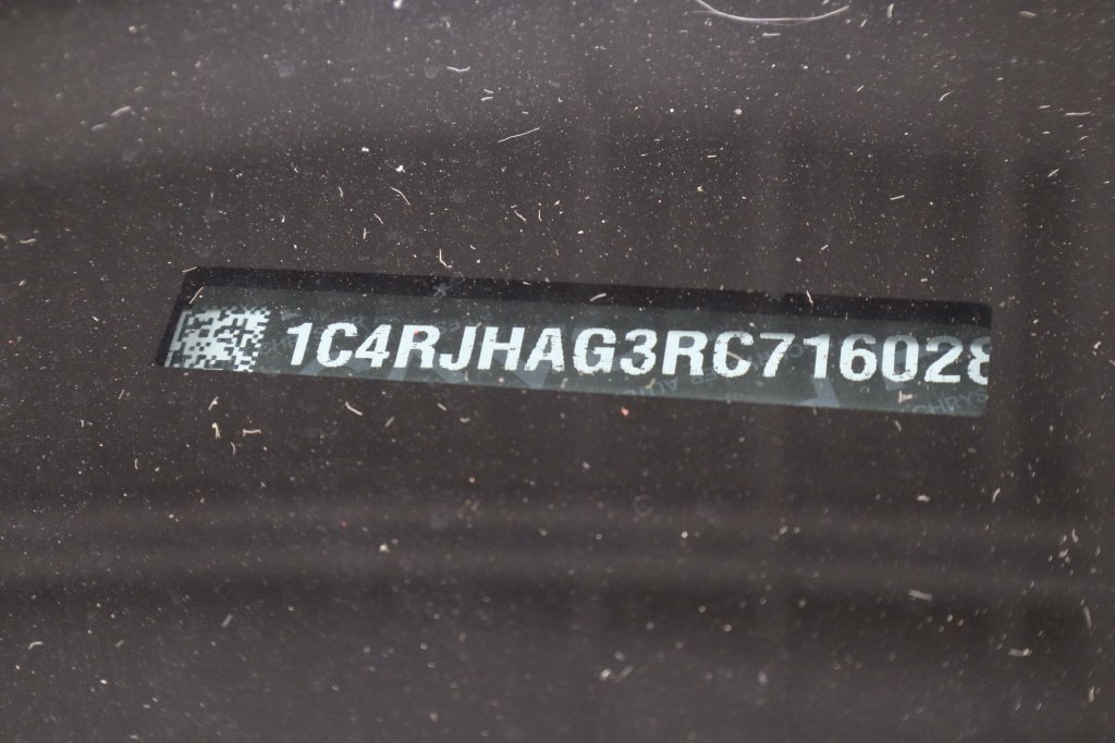 Used 2024 Jeep Grand Cherokee Altitude AWD/4WD image 34