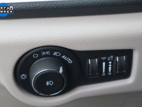 Used 2024 Chrysler Pacifica Select image 9