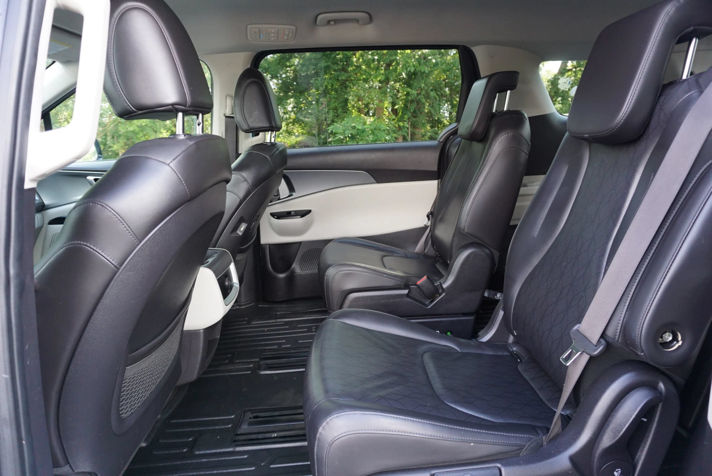 Used 2022 Kia Carnival LX FWD image 26