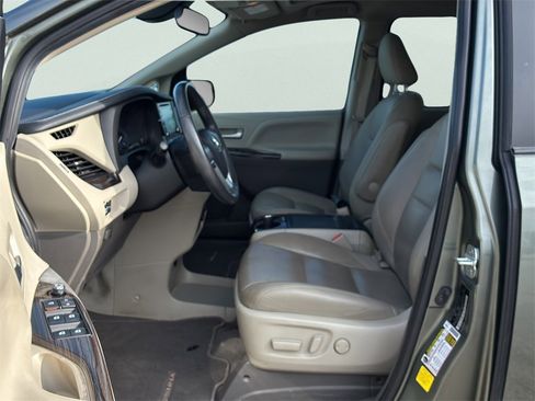 Used 2020 Toyota Sienna XLE Premium image 22