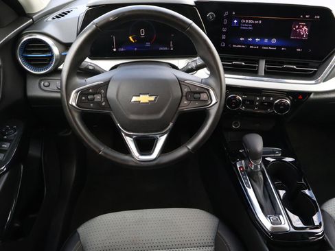 Used 2025 Chevrolet Trax LT w/ LT Convenience Package image 9