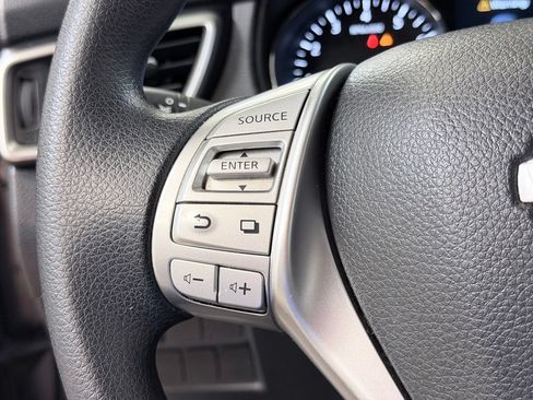 Used 2016 Nissan Rogue SV FWD image 41