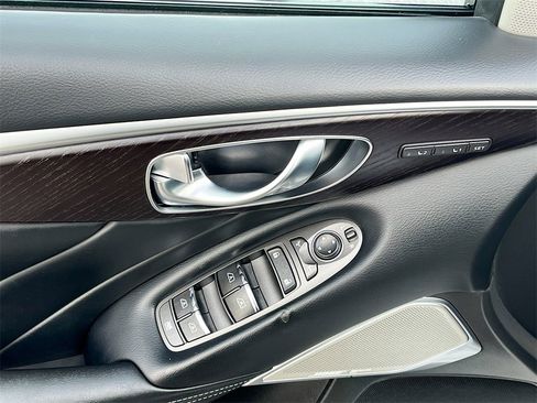 Used 2024 INFINITI Q50 Sensory image 18