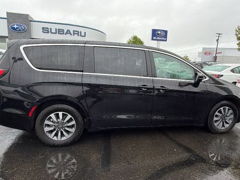 Used 2024 Chrysler Pacifica Limited FWD image 3