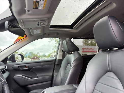 Used 2023 Toyota Highlander XLE FWD image 23