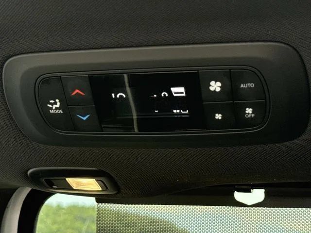 Used 2025 Chrysler Pacifica Limited FWD image 21
