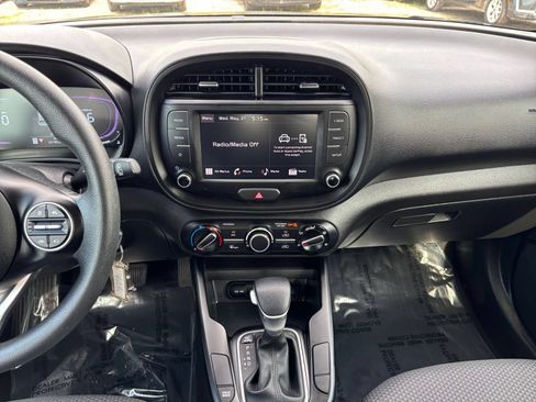 Used 2025 Kia Soul LX w/ LX Technology Package FWD image 17