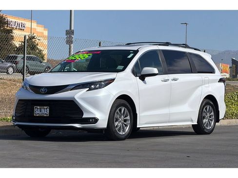Used 2025 Toyota Sienna XLE FWD image 8