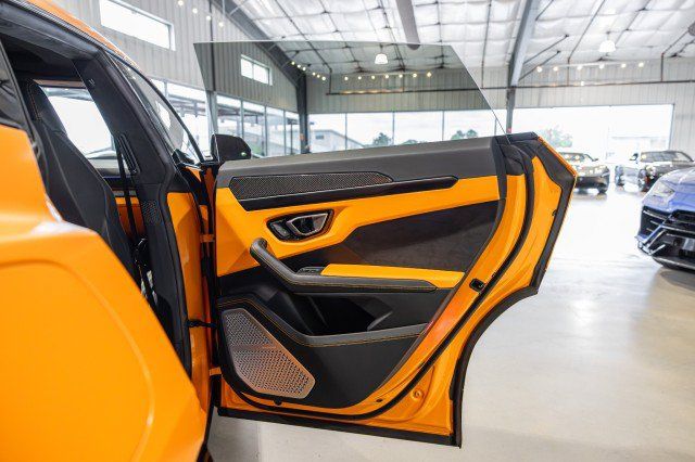 Used 2022 Lamborghini Urus AWD/4WD image 36