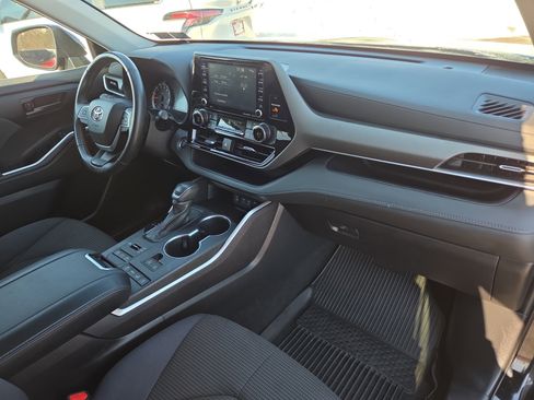 Used 2022 Toyota Highlander LE image 16