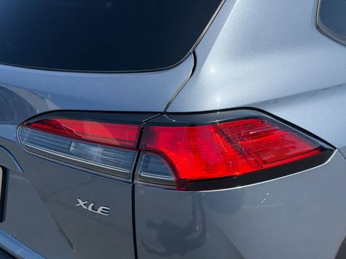 Used 2022 Toyota Corolla Cross XLE w/ Convenience Package FWD image 6