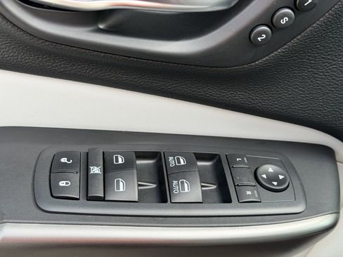 Used 2020 Jeep Cherokee Limited w/ Technology Group image 18