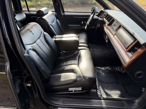 Used 1993 Lincoln Town Car Signature RWD image 40