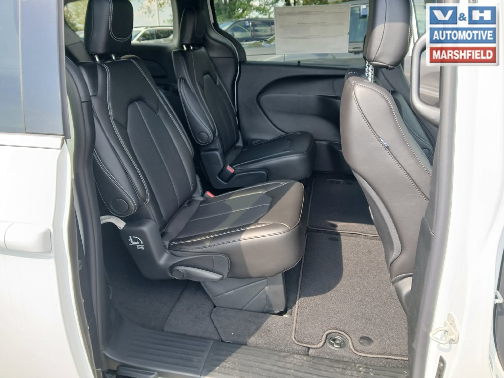 New 2027 Chrysler Pacifica Select w/ Family Tech Group AWD/4WD image 34