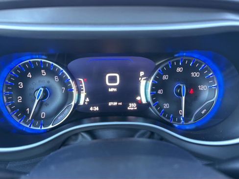 Used 2025 Chrysler Pacifica Select image 10