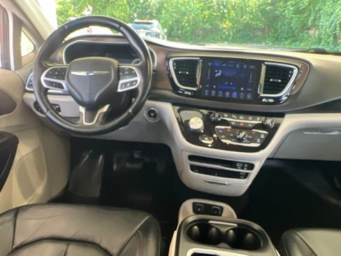 Used 2017 Chrysler Pacifica Touring-L Plus w/ Advanced Safetytec Group FWD image 16