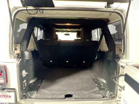 Used 2018 Jeep Wrangler Unlimited Sahara image 33