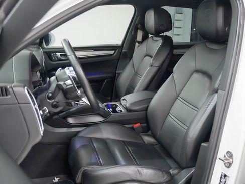 Certified 2023 Porsche Cayenne Platinum Edition image 5