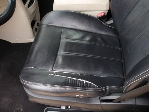 Used 2013 Chrysler Town & Country Touring FWD image 17