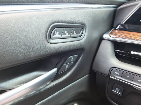 Used 2024 Cadillac Escalade Premium Luxury AWD/4WD image 41