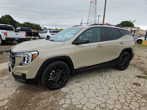 Used 2023 GMC Terrain SLE w/ Driver Convenience Package FWD image 5