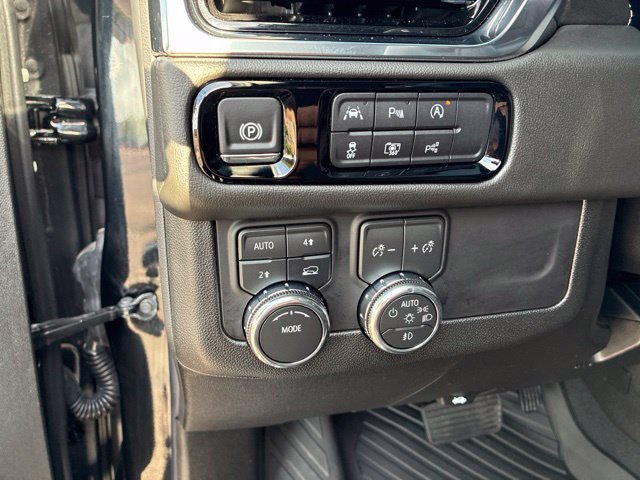 Used 2025 GMC Yukon Elevation w/ LPO, Elevation Black Package AWD/4WD image 9