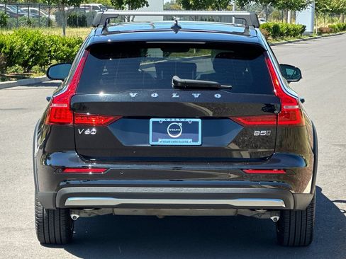 Used 2025 Volvo V60 B5 Cross Country Ultra w/ Climate Package AWD/4WD image 4