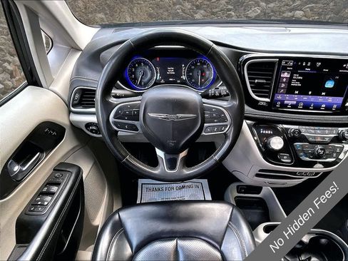 Used 2023 Chrysler Pacifica Touring-L FWD image 5