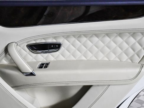 Used 2017 Bentley Bentayga image 22