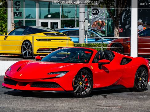 Used 2022 Ferrari SF90 Spider image 11