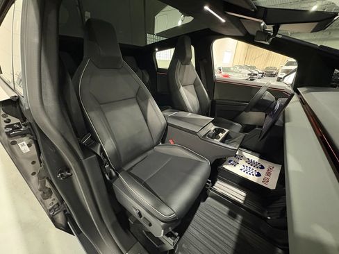 Used 2025 Tesla Cybertruck AWD Crew Cab image 40