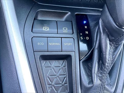 Used 2020 Toyota RAV4 LE image 33